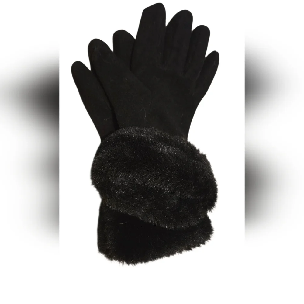 Elegant Black Fur-Trimmed Gloves